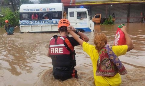 Броят на жертвите от наводнение достигна 50 души (СНИМКИ) - 1