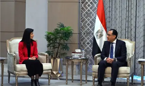Вицепремиерът и външен министър Мария Габриел разговаря на „четири очи“ със своя египетски колега - 1