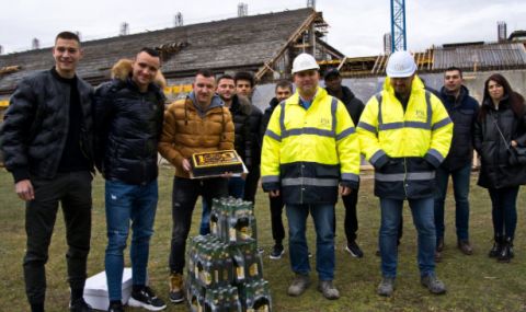 Футболистите на Ботев Пд черпиха работниците на "Колежа" с торта и бира - 1