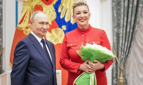 Мария Захарова показа подаръка от Путин за кръглата й годишнина СНИМКА - 1