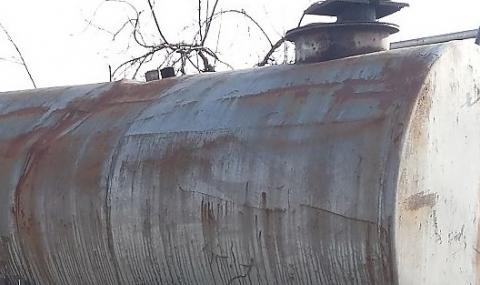 Нелеп инцидент! Работници паднаха в цистерна, за малко да се задушат - 1