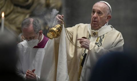 Папа Франциск отслужи литургия за десетки хиляди католици на националния стадион в Бахрейн - 1
