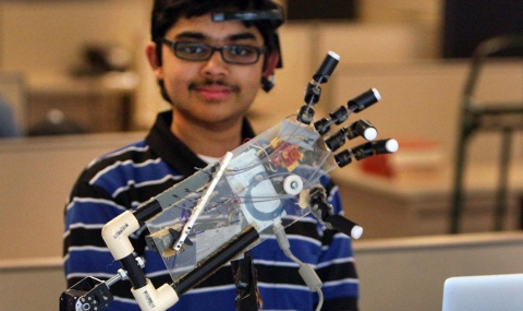Тийнейджър движи роботизирана ръка с мисълта си - 1