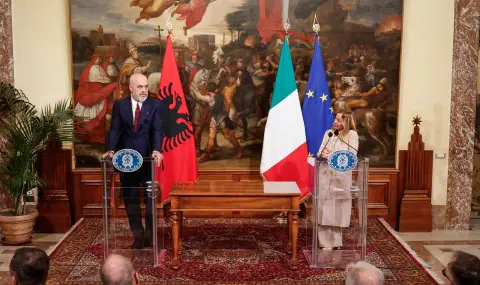 Италианският премиер Джорджа Мелони беше посрещната на международното летище на Тирана - 1