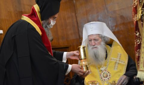 Патриарх Неофит получи Благодатния огън - 1