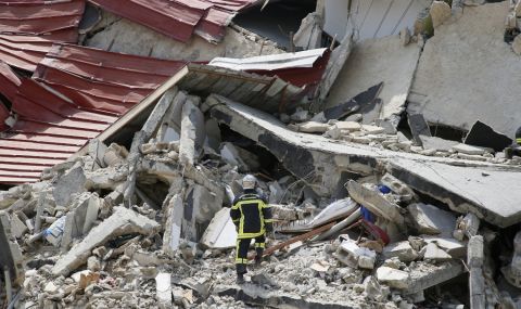Китай: Жена бе измъкната изпод руините на сграда, срутила се преди шест дни - 1