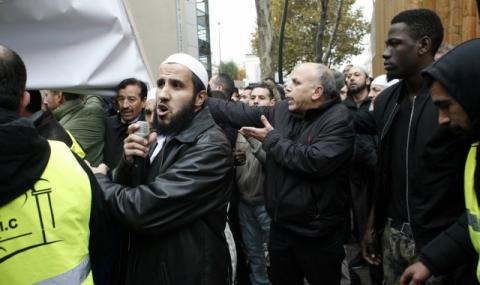 Мюсюлманска молитва предизвика напрежение в Париж - 1