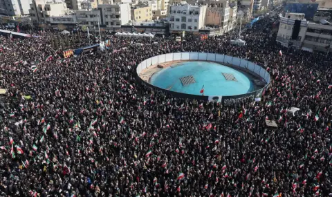 Масови шествия в Иран в знак на подкрепа към новия върховен лидер ВИДЕО
