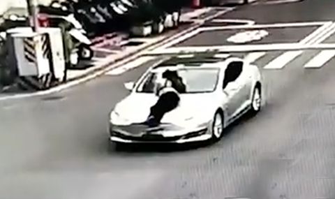 Паркинг-скандал завърши с возене върху капака на Tesla (ВИДЕО) - 1