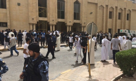 Бомбен атентат в джамия в Кувейт (Снимки 18+) - 1