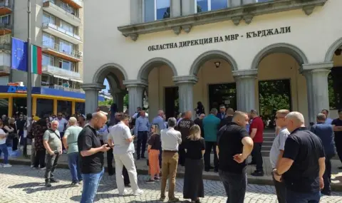 Десетки пред сградата на ОДМВР-Кърджали след задържането на кмета Ерол Мюмюн ВИДЕО