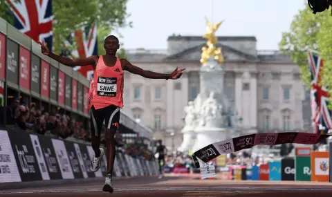 Бариерата падна: Сауе пренаписа историята с маратон под 2 часа - 1