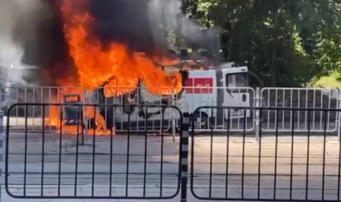 Кола се запали в движение на централен булевард в София (ВИДЕО) - 1