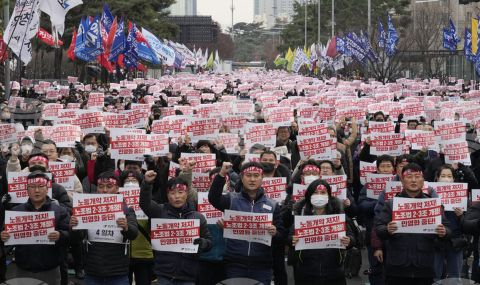 Демонстрация в подкрепа на стачкуващи шофьори на камиони в Южна Корея  - 1