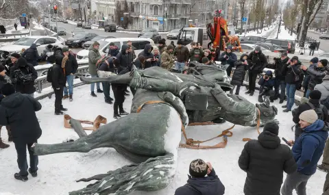 В Киев демонтираха паметник на болшевишки военен командир - 1