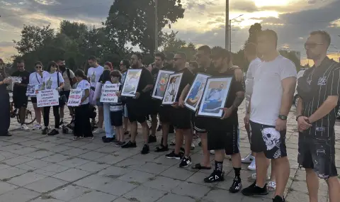 Протестно бдение в София в памет на жертвите на катастрофи - 1