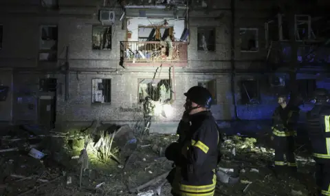 Two women died after a Russian strike on a residential building in Kherson  - 1