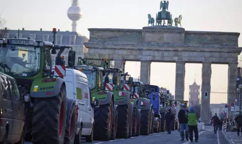Хиляди фермери се стичат за мащабен протест в Берлин - 1
