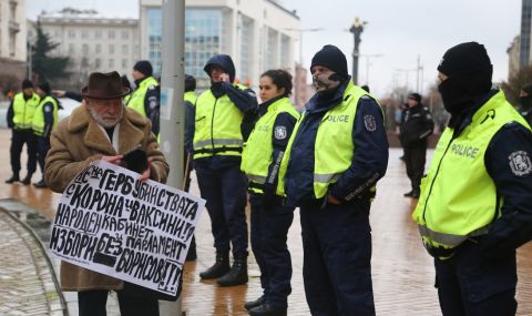 Протестиращи пред МС искат оставки и масова ваксинация на управляващите - 1