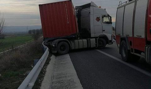 Шофьор на български камион пострада тежко в катастрофа край Солун - 1