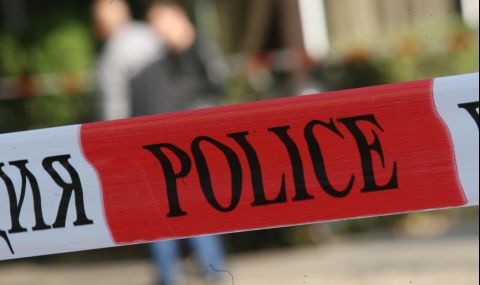 Полицията в Бяла Слатина откри телата на майка и дъщеря в дома им, разследва се убийство  - 1