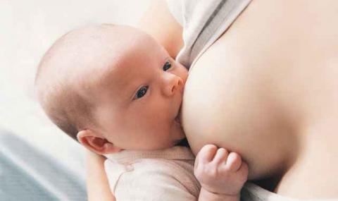 Tранссексуална жена кърми бебе за пръв път - 1