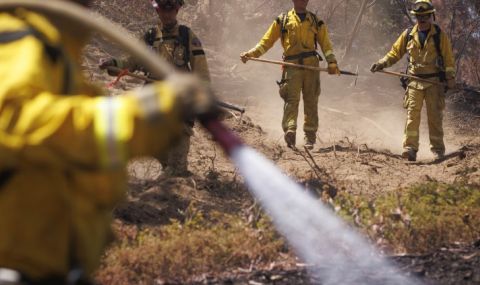 Пожар в Северна Калифорния разруши около 100 къщи  - 1