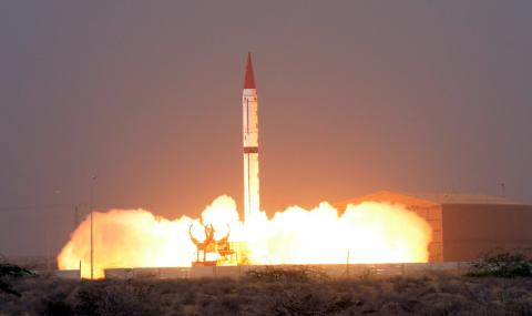 Индия свали сателит с ракета - 1