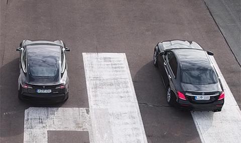 Mercedes AMG E63 S &quot;разпиля&quot; Tesla Model 3 на драг (ВИДЕО) - 1