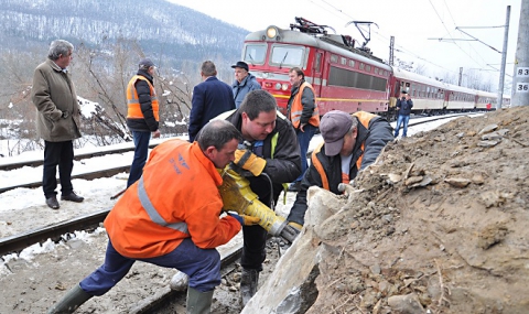 Скала падна върху локомотив на влака Варна-София - 1