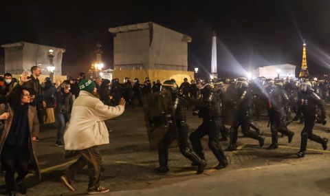 120 задържани при протестите в Париж срещу пенсионната реформа - 1