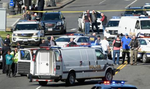 Изстрели във Вашингтон! Жена се опита да прегази полицаи - 1