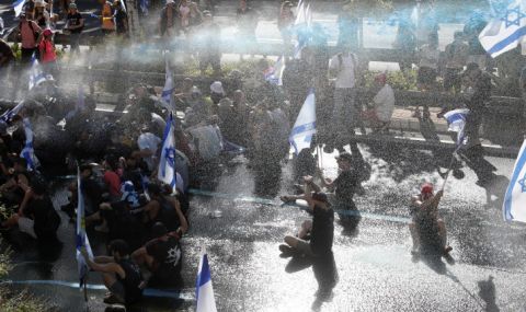 Израел одобри ключов елемент от съдебната реформа, хиляди излязоха на протест - 1