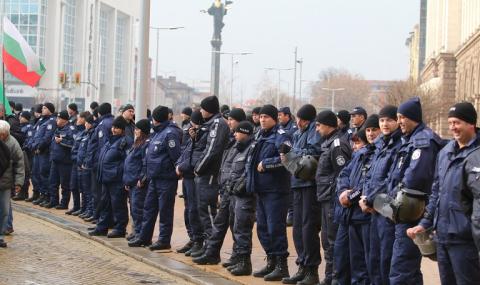 Пуснаха мъжете, ударили полицаи на протеста пред МРРБ - 1