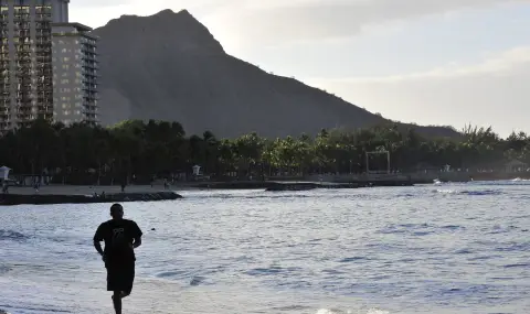 Високи вълни достигнаха бреговете на Хавай - 1