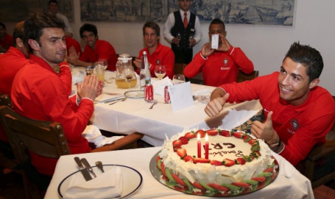 Изненадаха Кристиано Роналдо с торта за ЧРД - 1