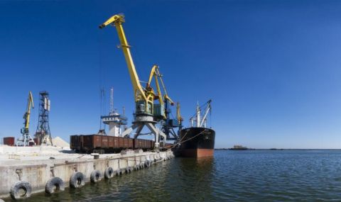 Българският кораб „Царевна“ се готви да напусне пристанището в Мариупол - 1