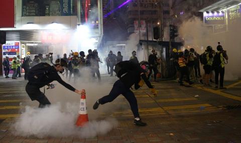 Протестиращи vs. полиция в Хонконг (СНИМКИ) - 1