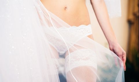 Роднини на младоженец съблякоха булката гола, за да я тестват за девственост (ВИДЕО) - 1
