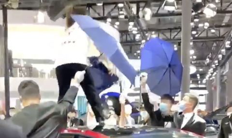 Разгневена жена скача върху покрива на Tesla на автоизложението в Шанхай (ВИДЕО) - 1
