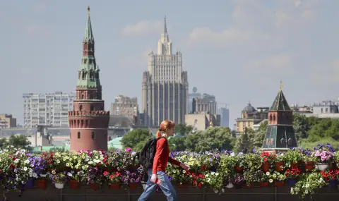Руснаци изтеглят милиарди от банките заради страх от замразяване на депозитите - 1