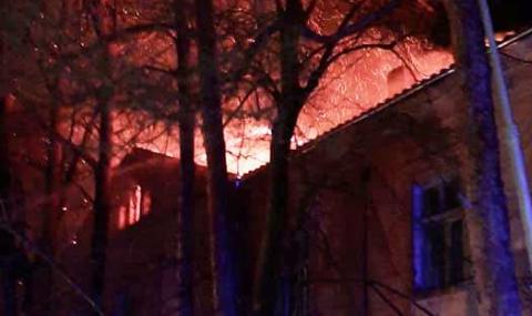 Пожар унищожи покрива на старата митрополия във Велико Търново - 1