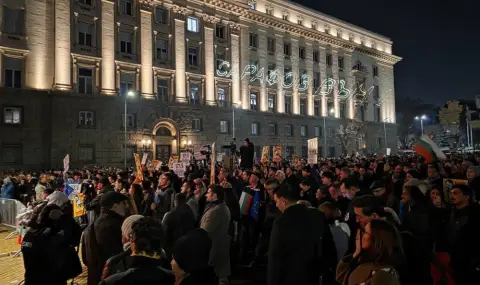 С българския химн приключи протестът срещу управляващите в центъра на София