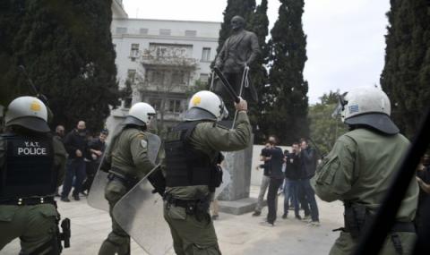 Опитаха да свалят статуята на Труман в Атина - 1