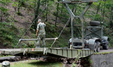 Военни монтираха понтонен мост в Глогово (СНИМКИ) - 1
