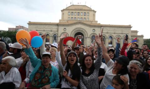 Протестиращи нахлуха в кметството в Ереван - 1