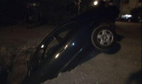 Автомобил падна в трап на ВиК в Пловдив - 1