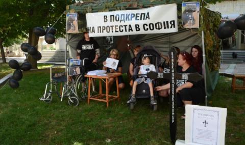 Родители на деца с увреждания разпънаха палатките и в Добрич - 1