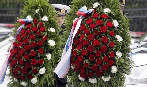 Русия се сбогува със загиналите моряци (СНИМКИ) - 1