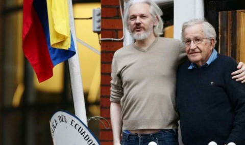 Асанж и Чомски се показаха рамо до рамо в посолството на Еквадор - 1
